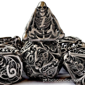 Masmorras e dados de metal dragão com característica de crânio 3D